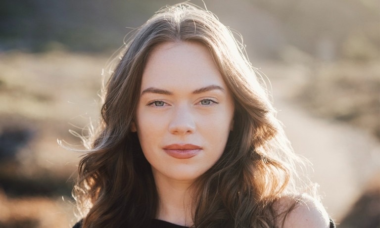 Hanh trinh tu chua lanh ton thuong cua mot co gai hinh anh