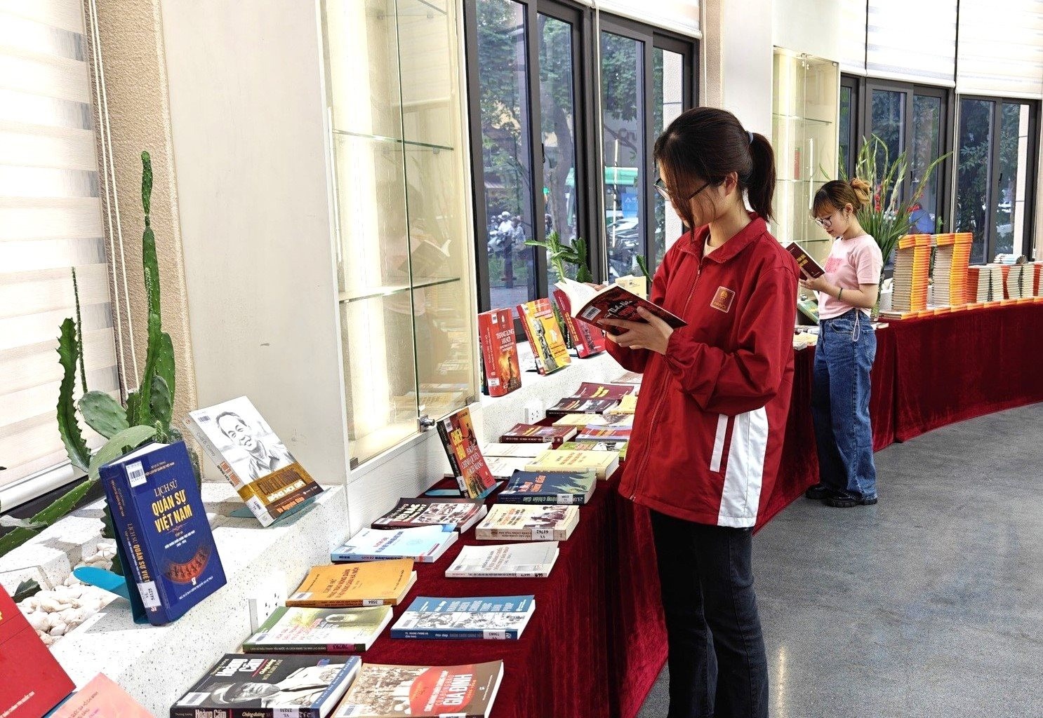 Trung bay sach, bao chuyen de 'Vang mai loi the quyet tu' hinh anh