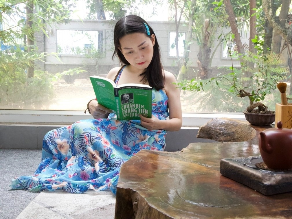 Cuon sach danh thuc su tu te cua 'thien than 6 chan' Tran Tra My hinh anh