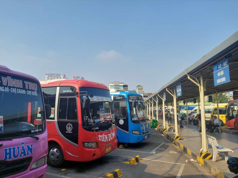 Ha Noi co kham noi hang loat xe hop dong tra hinh muon vao ben hinh anh