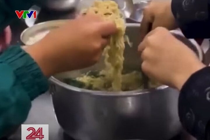 Hoc sinh an mi goi anh 1