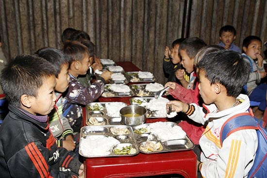 Thu tuong chi dao ra soat viec to chuc bua an cho hoc sinh vung cao hinh anh