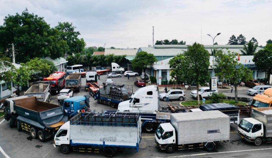 Oto lai xep hang dai hon 1 km de cho dang kiem o Dong Nai hinh anh