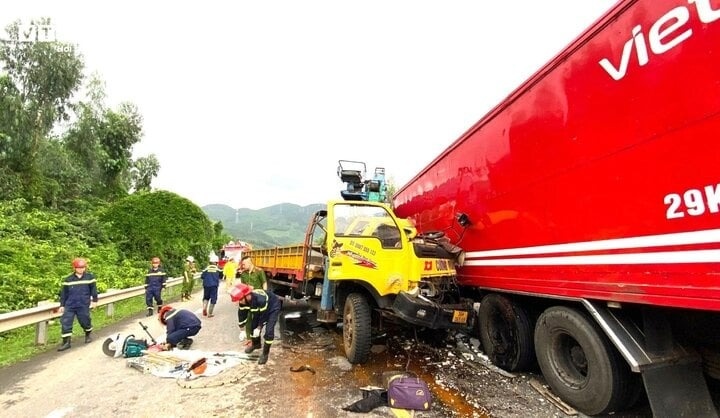 Giai cuu tai xe mac ket trong cabin xe tai bep dum hinh anh