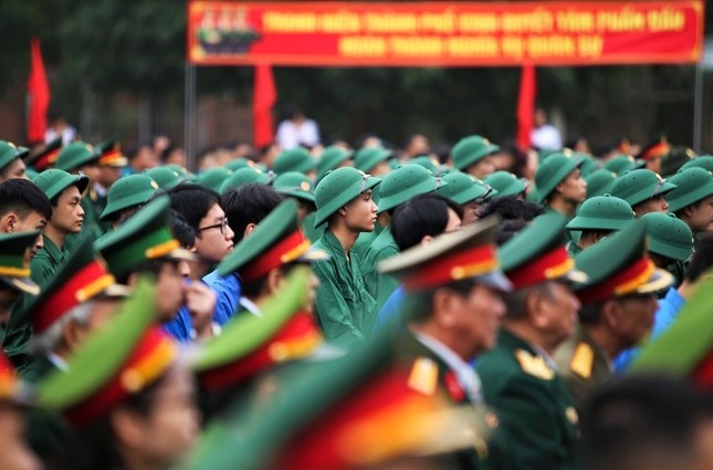 Ba thanh nien bi phat vi khong kham nghia vu quan su hinh anh