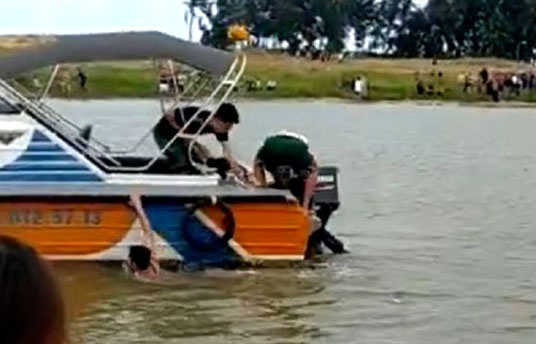 Quang Ngai: 6 hoc sinh ru nhau ra song choi, 2 em bi duoi nuoc tu vong hinh anh