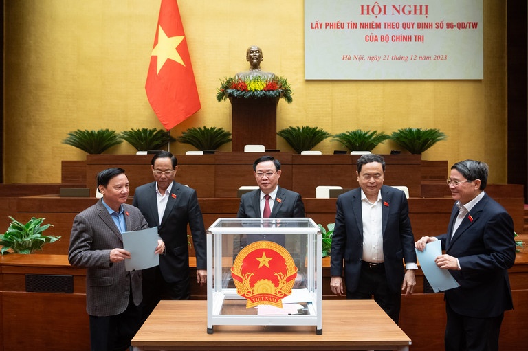 Dang doan Quoc hoi lay phieu tin nhiem 61 nhan su lanh dao hinh anh