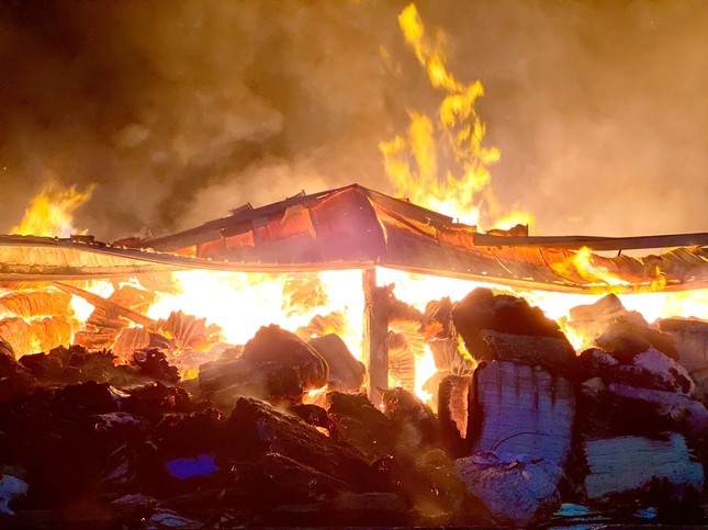 Hang tram chien si xuyen dem dap dam chay o kho bong hinh anh
