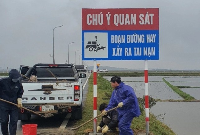 Lap bien canh bao tai nga tu ‘tu than’ tren duong ven bien Ha Tinh hinh anh