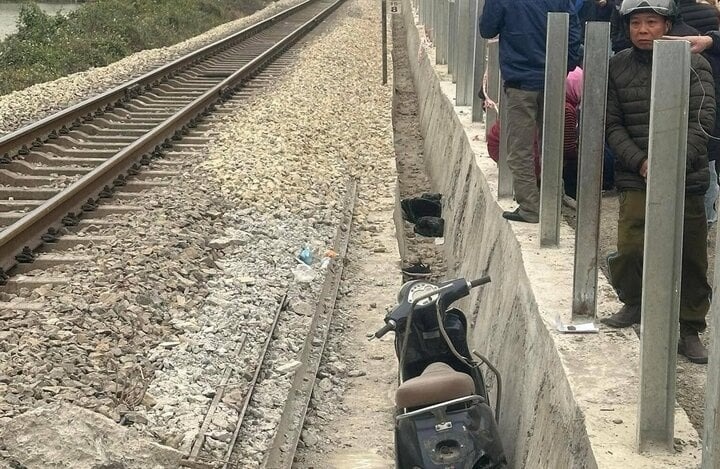 Bang qua duong sat, 2 nu can bo benh vien bi tau hoa tong tu vong hinh anh