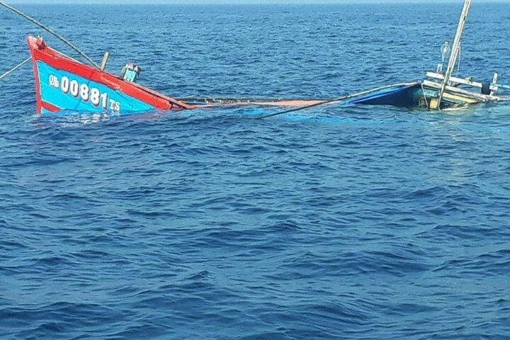 Tau ca Phu Yen chim o Khanh Hoa, 5 ngu dan mat tich hinh anh