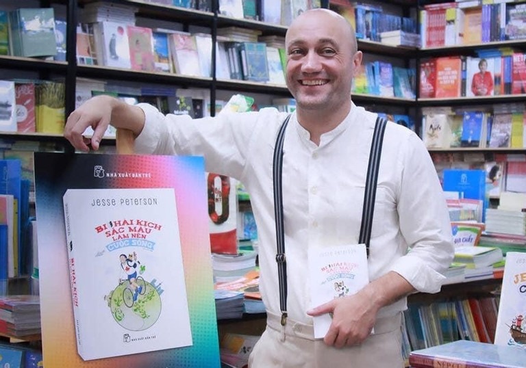 Chuyen ve anh Tay Jesse Peterson viet sach va muon cuoi vo Viet hinh anh