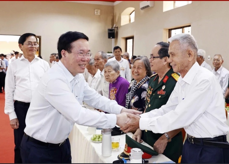 Chu tich nuoc ky quyet dinh tang qua nguoi co cong dip Tet Nguyen dan hinh anh