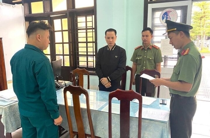 Bat them 2 nguoi trong duong day cho vay nang lai hon 20.000 ty dong hinh anh