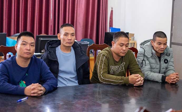 Cong an Hoa Binh pha duong day ca do bong da quy mo lon hinh anh