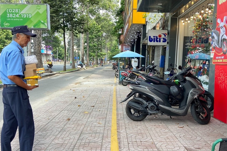 Gan 900 tuyen duong o TP.HCM duoc ke vach, cho thue via he hinh anh