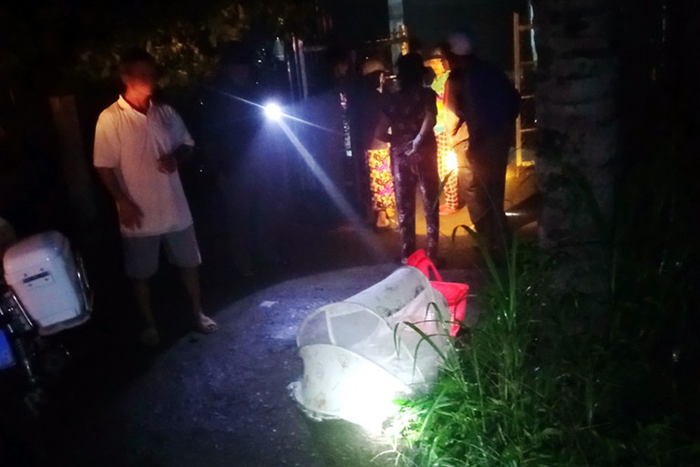 Be trai so sinh bi bo roi cung tam thu nho nuoi giup hinh anh