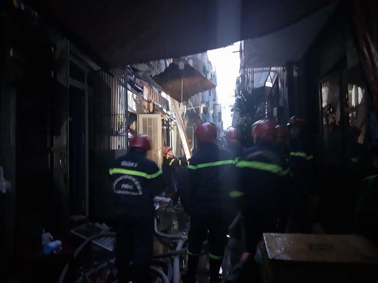 Chay nha trong hem cho o trung tam TP.HCM, nhieu tai san bi thieu rui hinh anh