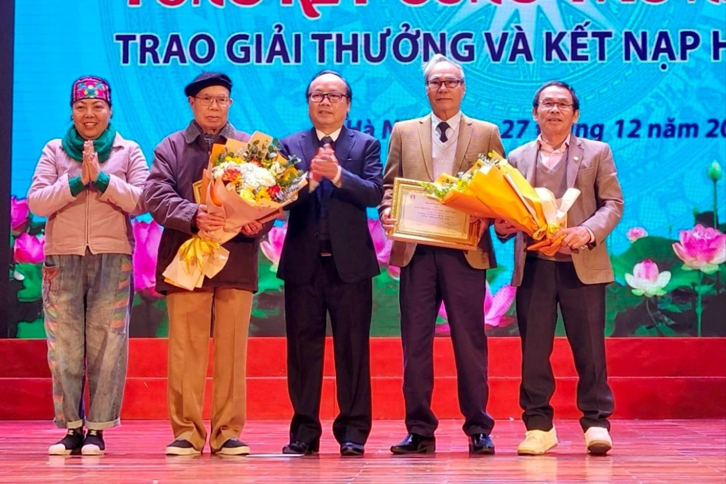 Nha van Ma Van Khang duoc tang thuong Thanh tuu van hoc tron doi hinh anh
