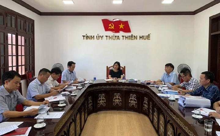 Dang uy So Y te Thua Thien - Hue cung nguyen ke toan truong bi ky luat hinh anh