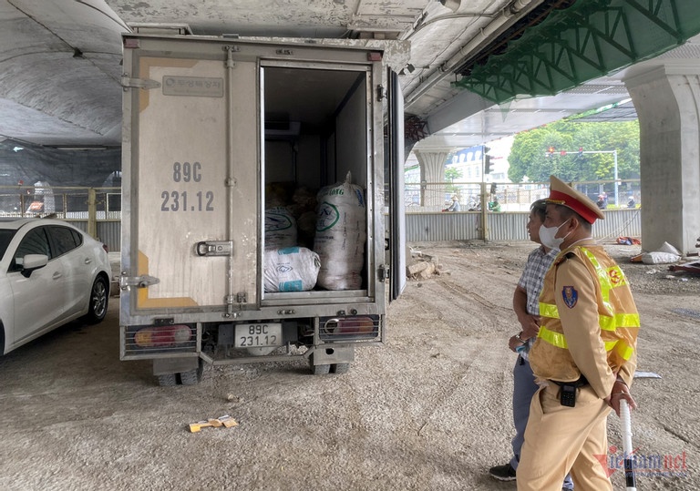 Chan giu xe tai cho hon 1 tan mo lon boc mui hinh anh