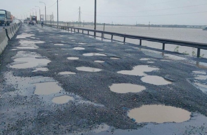 Sua chua quoc lo 1 qua Phu Yen gap kho do mua lon hinh anh