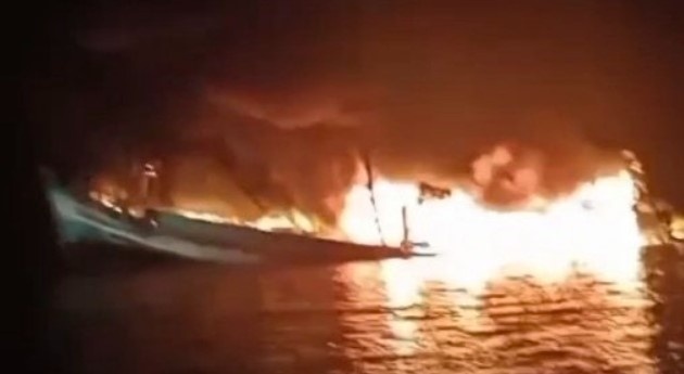 Tau ca boc chay tren bien nghi bi nem bom xang hinh anh