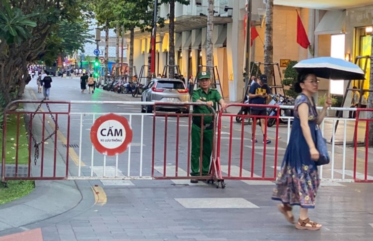 Cam xe vao trung tam TP.HCM de to chuc ban phao hoa, chao don nam 2024 hinh anh