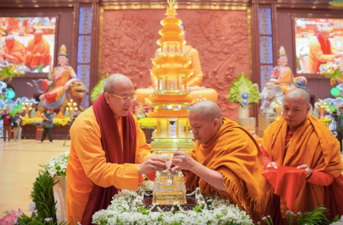 Chua Ba Vang bao cao ve xa loi toc Duc Phat gay xon xao du luan hinh anh