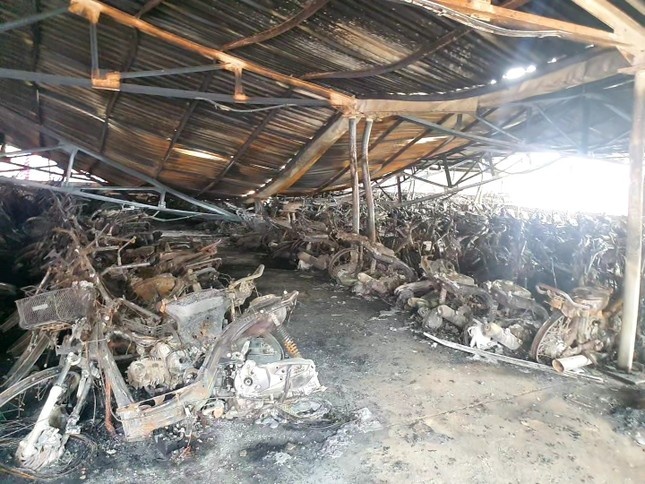 Chua tinh duoc thiet hai vu chay nha xe Truong dai hoc Hong Duc hinh anh