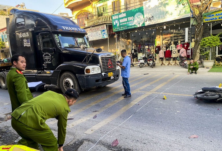 Tài xế tông CSGT ảnh 2 Tai xe tong CSGT anh 2