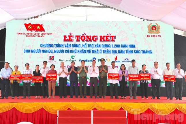 trao 1.200 can nha anh 2