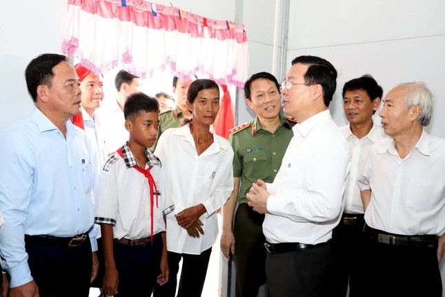 trao 1.200 can nha anh 3