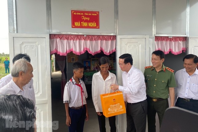 trao 1.200 can nha anh 4