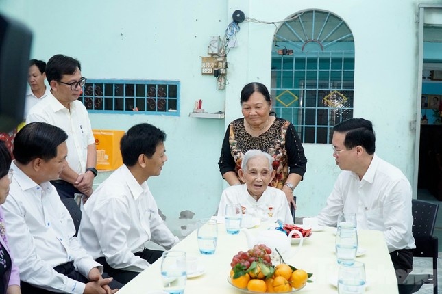 trao 1.200 can nha anh 5