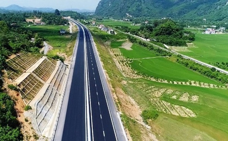 Gan 10 nghin ty dong lam 34 km cao toc Hoa Binh - Moc Chau hinh anh