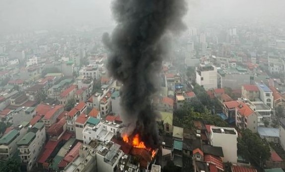 Sau tieng no lon, lua khoi boc len du doi tai khu dan cu o Long Bien hinh anh