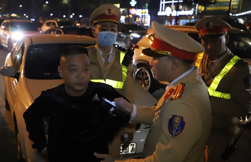 Hon 7.500 tai xe vi pham nong do con trong 3 ngay nghi Tet Duong lich hinh anh