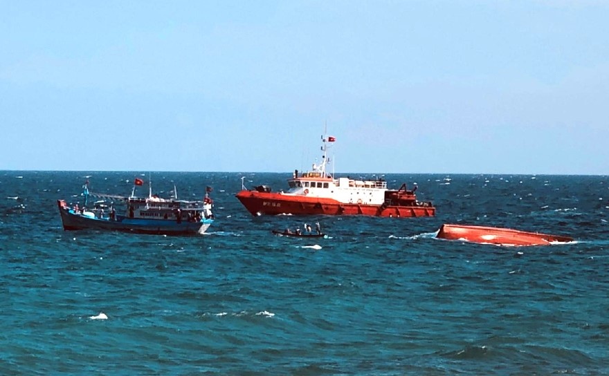 Sau cuoc goi bao bien gio lon, 3 cha con tren tau ca mat lien lac hinh anh