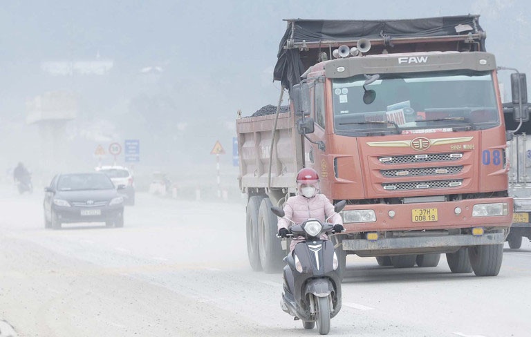 Xu phat hang loat xe qua tai 'keo bun dat' gay bui mu mit tren quoc lo hinh anh