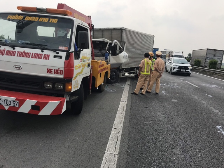 Tai nan lien hoan 5 xe tren cao toc TP.HCM - Trung Luong hinh anh