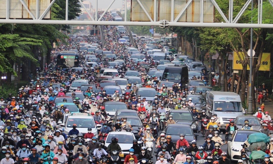 TP.HCM de xuat cam xe tai ra vao cua ngo Tan Son Nhat theo gio hinh anh