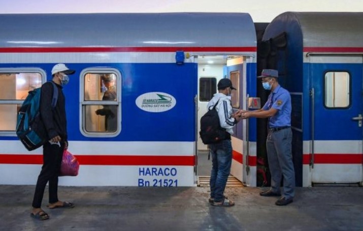 Nganh duong sat chay them tau, bo sung hon 4.000 cho dip Tet hinh anh