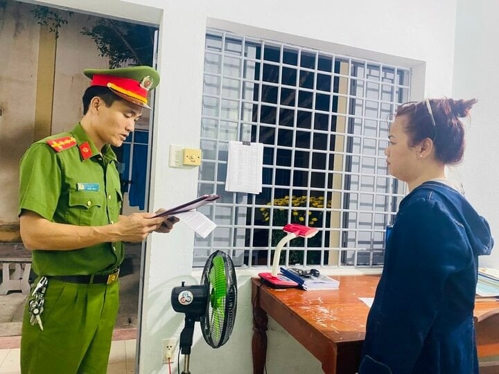 'Nu quai' lua dao nhieu nguoi bang chieu tro chay quang cao tren mang hinh anh