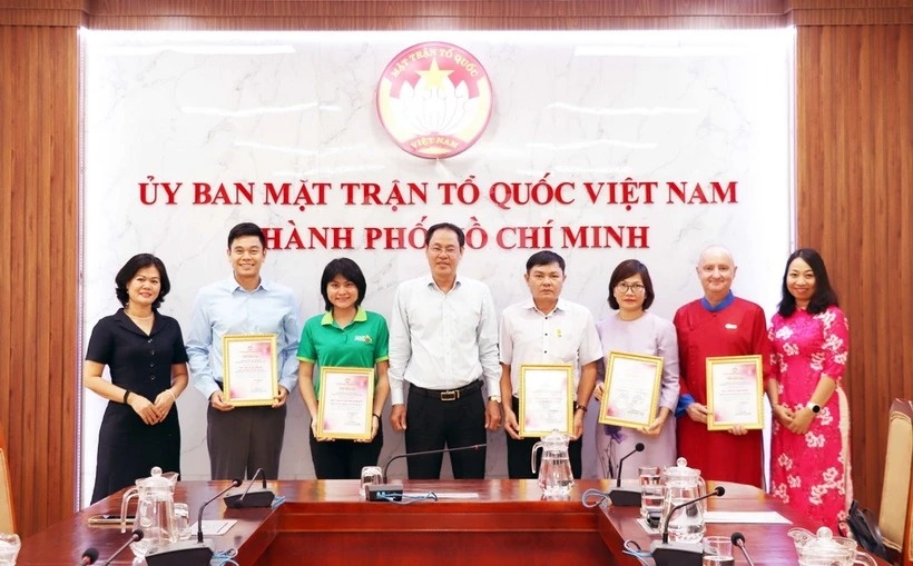 TP.HCM nghiem cam bieu, tang qua Tet cho lanh dao cac cap hinh anh