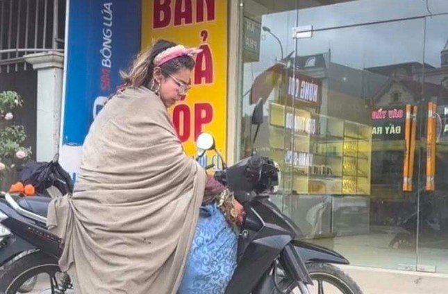 Vao nha dan roi ‘di nham’ xe, Bella bi cong an phat thong bao truy tim hinh anh