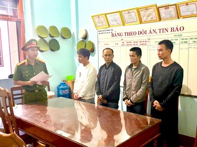 Bat nhom doi tuong com can danh hoi dong chu gara oto hinh anh