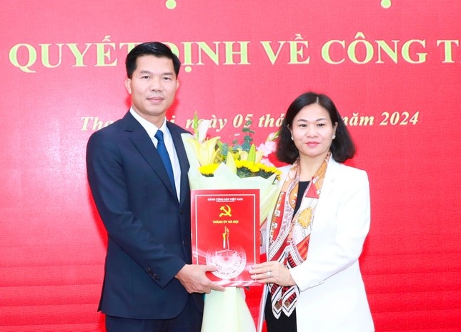 Trao quyet dinh cua Ban Thuong vu Thanh uy Ha Noi ve cong tac can bo hinh anh