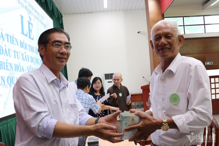 Nhung ho dan dau tien nhan tien boi thuong cao toc Bien Hoa - Vung Tau hinh anh