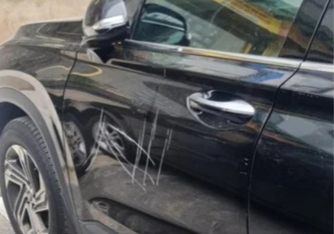 Nhieu oto bi cao xuoc than xe, cam dinh vao lop khi do ven duong hinh anh